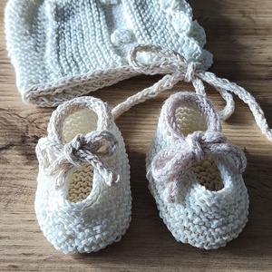 Újszülött ajándék kézzel kötött pamut sapka és babacipő  - baba - mama - babalátogató ajándékcsomag - Meska.hu
