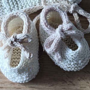 Újszülött ajándék kézzel kötött pamut sapka és babacipő  - baba - mama - babalátogató ajándékcsomag - Meska.hu