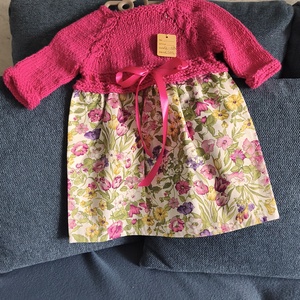 Egyedi kislány ruha puha pamut fonalból  kézzel kötött sárga-barack-pink felső résszel és vidm virágos szoknyával - baba - mama - babaruházat - baba ruhák - Meska.hu
