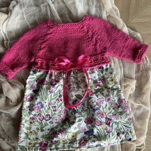 Egyedi kislány ruha puha pamut fonalból  kézzel kötött sárga-barack-pink felső résszel és vidm virágos szoknyával - baba - mama - babaruházat - baba ruhák - Meska.hu