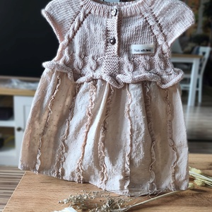 Rövid ujjú kislány ruha puha pamut fonalból kézzel kötött felső résszel  - baba - mama - babaruházat - baba ruhák - Meska.hu