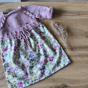 Egyedi kislány ruha puha pamut fonalból  kézzel kötött sárga-barack-pink felső résszel és vidm virágos szoknyával - baba - mama - babaruházat - baba ruhák - Meska.hu