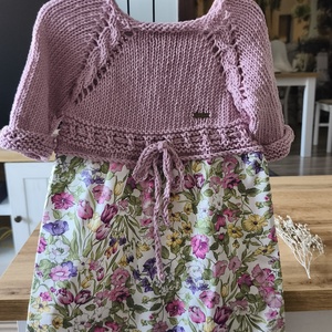 Egyedi kislány ruha puha pamut fonalból  kézzel kötött sárga-barack-pink felső résszel és vidm virágos szoknyával - baba - mama - babaruházat - baba ruhák - Meska.hu