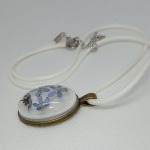 Valódi nefelejcs virágokkal díszített ovális alakú medál - ékszer - nyaklánc - medál - Meska.hu