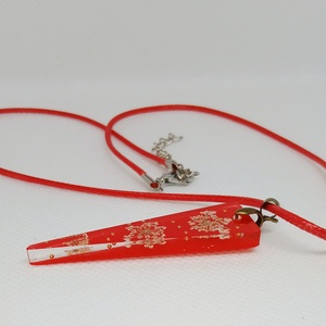 Valódi vadmurok virágokkal és pici gyöngyökkel díszített háromszög alakú medál - ékszer - nyaklánc - medál - Meska.hu