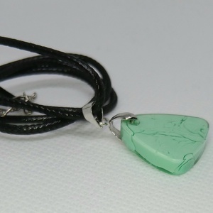 Zöld színű márványos háromszög alakú medál - ékszer - nyaklánc - medál - Meska.hu