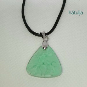 Zöld színű márványos háromszög alakú medál - ékszer - nyaklánc - medál - Meska.hu