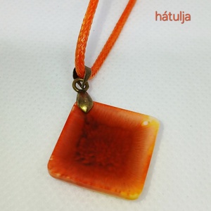 Narancs-sárga-fehér színű négyzet alakú medál - ékszer - nyaklánc - medál - Meska.hu
