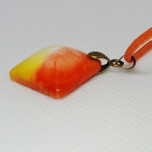 Narancs-sárga-fehér színű négyzet alakú medál - ékszer - nyaklánc - medál - Meska.hu