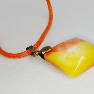 Narancs-sárga-fehér színű négyzet alakú medál - ékszer - nyaklánc - medál - Meska.hu