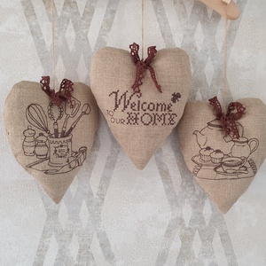 Welcome home hímzett konyhai lenvászon szívecske szett, Otthon & Életmód, Dekoráció, Ajtó- és ablak dekoráció, Ajtódísz & Kopogtató, Varrás, MESKA