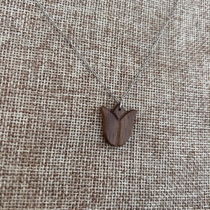 Kézzel faragott tulipán nyakláncok - ékszer - nyaklánc - hosszú nyaklánc - Meska.hu