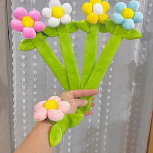 Nőnapi plüss virág karkötő, Ékszer, Karkötő, Karperec, Varrás, MESKA