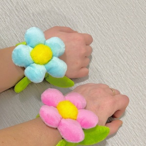 Nőnapi plüss virág karkötő - ékszer - karkötő - karperec - Meska.hu