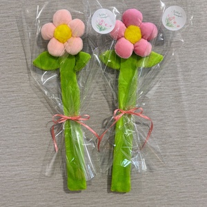 Nőnapi plüss virág karkötő - ékszer - karkötő - karperec - Meska.hu