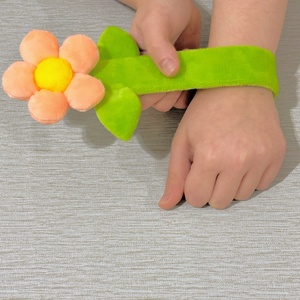 Nőnapi plüss virág karkötő - ékszer - karkötő - karperec - Meska.hu