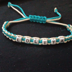 Névre szóló karkötő , Ékszer, Karkötő, Gyöngyös karkötő, Csomózás, MESKA