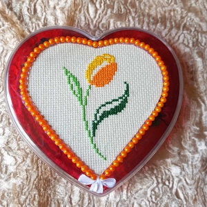 Anyák napi hímzett tulipános bon-bon - Meska.hu