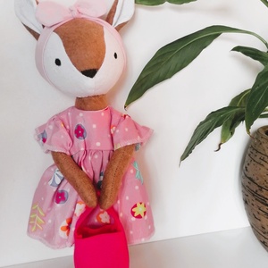 Őzike vidám rózsaszín mintás ruhában, bevásárlótáskával  - kézműves, öltöztethető gyerekjáték figura - játék & sport - plüssállat & játékfigura - más figura - Meska.hu