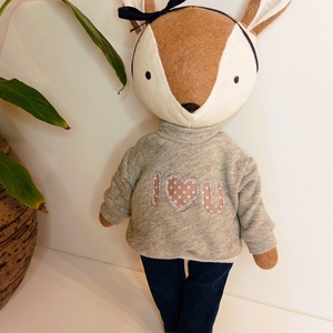 Őzike lány IloveU pulcsiban és farmerben  - kézműves , textil játékfigura - játék & sport - plüssállat & játékfigura - más figura - Meska.hu