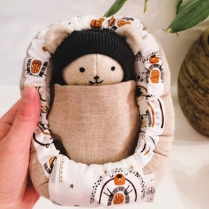 Mini maci, mini fészekben - kézműves textil játékfigura, Játék & Sport, Plüssállat & Játékfigura, Maci, , MESKA