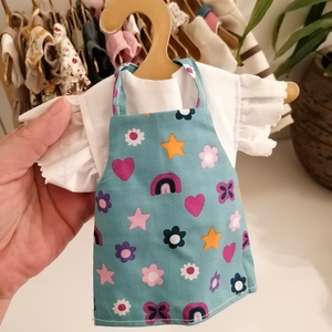 Ruházat, nyakba kötős ruha, fodros ujjú blúzzal-  Textiljáték figurákra (Maci, Őzi, Nyuszi, Kutyus, Egérke, Panda) - Meska.hu