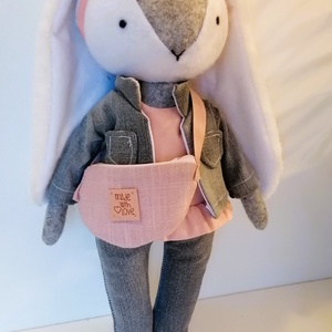 Nyuszi lány, fodros felsőben, farmer kabátban és nadrágban - kézműves gyerekjáték, öltöztethető játékfigura - játék & sport - plüssállat & játékfigura - nyuszi - Meska.hu