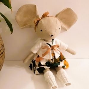 Bájos  egérlány, pelerinben, virág mintás ruhában, csizmában  - kézműves textil játékfigura, öltöztethető - játék & sport - plüssállat & játékfigura - egér - Meska.hu