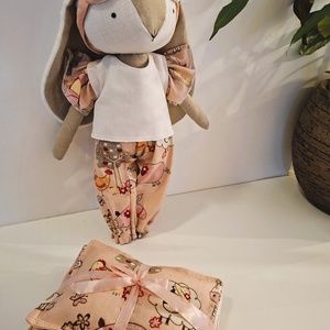 Nyuszi lány,pizsiben, ágyneművel, alvómaszkkal - kézműves gyerekjáték, öltöztethető játékfigura, Játék & Sport, Plüssállat & Játékfigura, Nyuszi, Varrás, MESKA