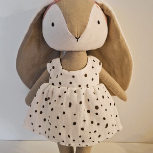 Nyuszi lány, pöttyös ruhában - kézműves gyerekjáték, öltöztethető játékfigura, Játék & Sport, Plüssállat & Játékfigura, Nyuszi, Varrás, MESKA