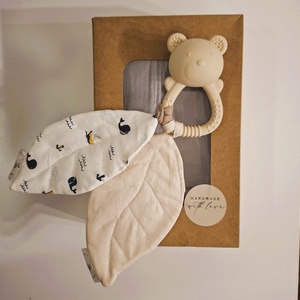 Baby Box - babaváró ajándékcsomag - duplagéz takaró  - szilikon rágóka textil levelekkel, Baba - mama, Babalátogató ajándékcsomag, , MESKA