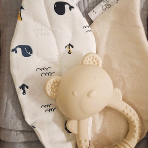 Baby Box - babaváró ajándékcsomag - duplagéz takaró  - szilikon rágóka textil levelekkel - baba - mama - babalátogató ajándékcsomag - Meska.hu