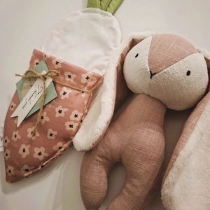 Prémium Nyuszi � Répába bújva - kézműves textil játékfigura, Játék & Sport, Plüssállat & Játékfigura, Nyuszi, , MESKA