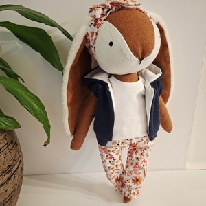 Nyuszi lány, virágos naciban és kapucnis kabátkában  - kézműves gyerekjáték, öltöztethető játékfigura - játék & sport - plüssállat & játékfigura - nyuszi - Meska.hu