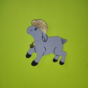 Szűrke húsvéti kis bárány csengővel a nyakában, hűtőmágnes, Otthon & Életmód, Konyhafelszerelés, tálalás, Konyhai dekoráció, Hűtőmágnes, Festett tárgyak, Mindenmás, MESKA