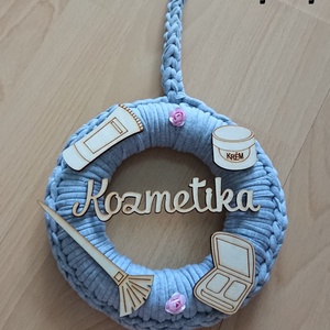 Pólófonalból horgolt (szépségipari) körmös, kozmetikus, fodrász ajtódísz, Otthon & Életmód, Dekoráció, Ajtó- és ablak dekoráció, Ajtódísz & Kopogtató, Horgolás, MESKA
