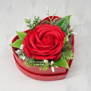 Vörös óriás szappanrózsa szív alakú piros boxban, Otthon & Lakás, Dekoráció, Virágdísz és tartó, Csokor & Virágdísz, Virágkötés, Szappankészítés, MESKA