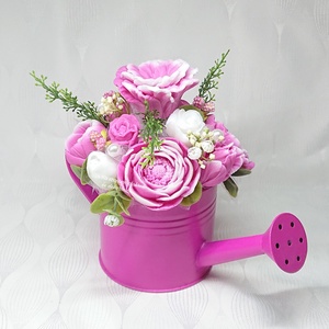 Pink - fehér szappanvirág csokor fém locsolókannában  - otthon & életmód - dekoráció - virágdísz és tartó - virágbox, virágdoboz - Meska.hu