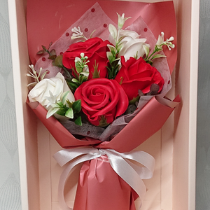 5 szálas szappanrózsa csokor díszdobozban - otthon & életmód - dekoráció - virágdísz és tartó - virágbox, virágdoboz - Meska.hu
