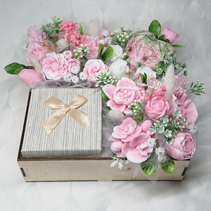 Exkluzív szeretet csomag szappanvirágokkal és ásvány karkötővel  - Meska.hu