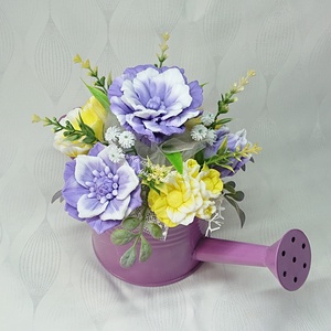 Lila - sárga - fehér szappanvirág csokor fém locsolókannában  - otthon & életmód - virágdekoráció - virágdíszek - virágdísz kaspóban - Meska.hu