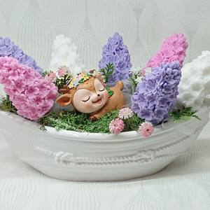 Orgona szappanvirág csokor csónak alakú kaspóban kis alvó őzikével - Meska.hu