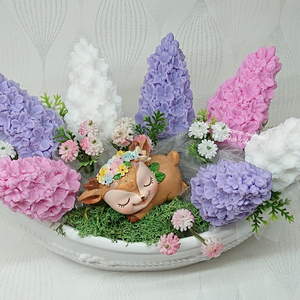 Orgona szappanvirág csokor csónak alakú kaspóban kis alvó őzikével - otthon & életmód - virágdekoráció - virágok - virágcsokor - Meska.hu