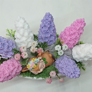 Orgona szappanvirág csokor csónak alakú kaspóban kis alvó őzikével - otthon & életmód - virágdekoráció - virágok - virágcsokor - Meska.hu