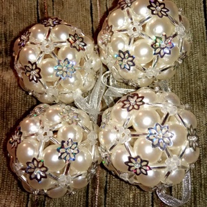 Csillogó gömbök, fehér hologramos gyöngyből készült karácsonyfadísz - Meska.hu