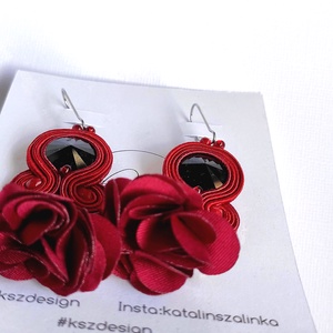 Nora virágbojtos bordó sujtás fülbevaló, antiallergén nemesacél akasztóval - ékszer - fülbevaló - lógó fülbevaló - Meska.hu Nora virágbojtos bordó sujtás fülbevaló, antiallergén nemesacél akasztóval - ékszer - fülbevaló - lógó fülbevaló - Meska.hu