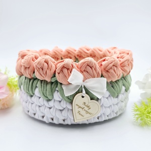 Horgolt tulipános tárolókosár egyedi felirattal, barack szín. Ajándék anyák napjára, Otthon & Életmód, Tárolás & Rendszerezés, Tárolókosár, Horgolás, Gravírozás, pirográfia, MESKA