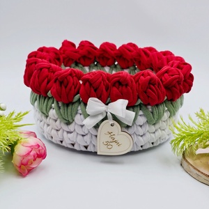 Horgolt tulipános tárolókosár egyedi felirattal, piros szín. Ajándék óvó néninek, Otthon & Életmód, Tárolás & Rendszerezés, Tárolókosár, Horgolás, Gravírozás, pirográfia, MESKA