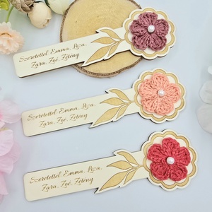 Egyedi gravírozott fa könyvjelző horgolt virággal. Ajándék óvó néninek, tanító néninek, Könyv & Zene, Könyvjelző, Gravírozás, pirográfia, Horgolás, MESKA