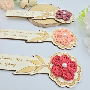 Egyedi gravírozott fa könyvjelző horgolt virággal. Ajándék óvó néninek, tanító néninek - könyv & zene - könyvjelző - Meska.hu